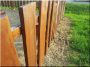 Kerítés szélezetlen akác deszkából