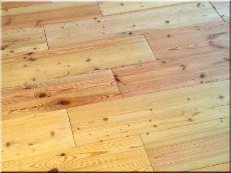 30 cm wide broken pine planks