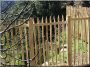 Rusztikus kerítések építéséhez: 3 - 5 cm átmérőjű kérgezett akác oszlop, kerítéselemek