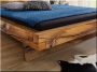 Cadre de lit fait de poutres en bois antiques