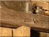 Étagère faite de poutres en bois antiques