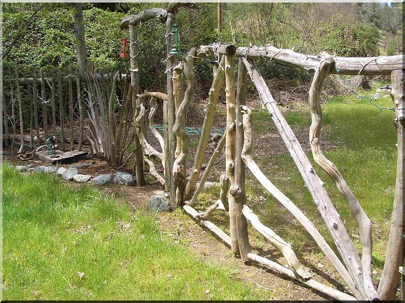 Rusztikus akácfa kerítés