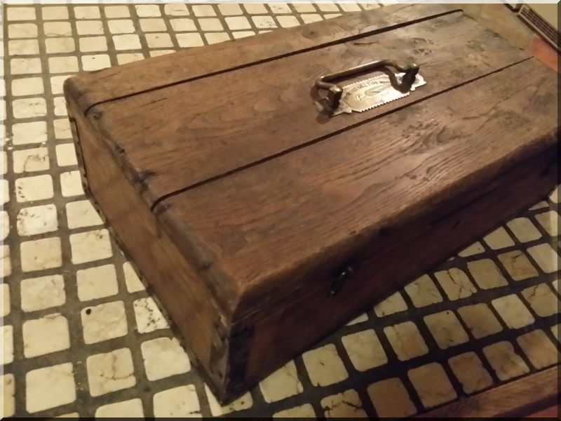 Rézveretes írószertároló doboz Rézveretes írószertároló doboz