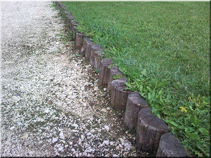 Fél rönk kerti szegély, 30 cm magas - Fél rönk kerti szegély, 30 cm magas -