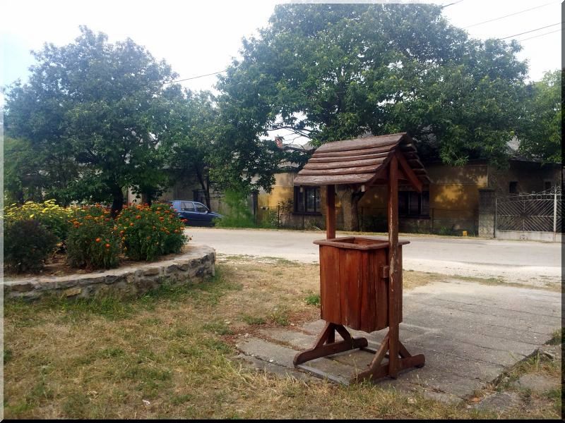 Tetős, billenős akác szemetes 60 literes - Tetős, billenős akác szemetes 60 literes -