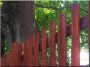 Clôture en bois d'acacia faite de rondins coupés en deux