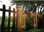 Clôture en bois d'acacia faite de rondins coupés en deux