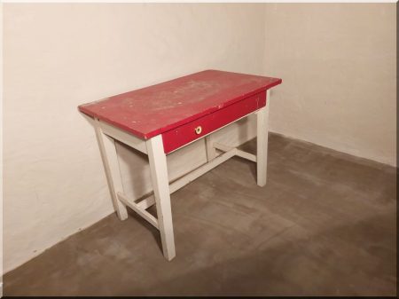 Retro table in red