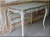 Table baroque avec meubles anciens