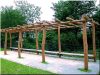 Pergola aus polierten Holzpfähle