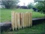 14 - 18 cm starke, entrindete, halbierte Robinienpfähle.